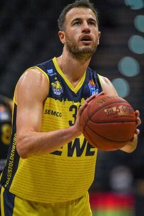 GER, Basketball, EWE Baskets Oldenburg vs Basketball Löwen Braunschweig 28.02.2021, EWE Arena, Oldenburg, GER, easy Credit-BBL, EWE Baskets Oldenburg vs Basketball Löwen Braunschweig, im Bild beim Freiwurf Philipp SCHWETHELM (EWE Baskets Oldenburg 33 )