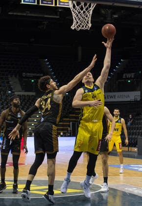 GER, Basketball, EWE Baskets Oldenburg vs Basketball Löwen Braunschweig 28.02.2021, EWE Arena, Oldenburg, GER, easy Credit-BBL, EWE Baskets Oldenburg vs Basketball Löwen Braunschweig, im Bild Rasid MAHALBASIC (EWE Baskets Oldenburg 24 ) Gavin SCHILLING ( Basketball Löwen Braunschweig 34 )