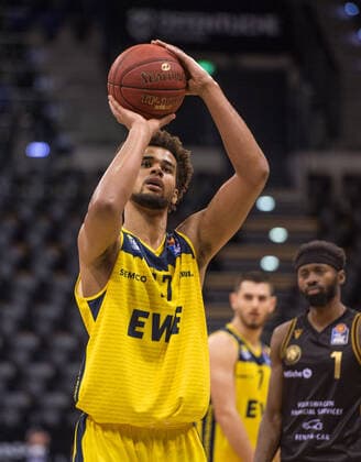 GER, Basketball, EWE Baskets Oldenburg vs Basketball Löwen Braunschweig 28.02.2021, EWE Arena, Oldenburg, GER, easy Credit-BBL, EWE Baskets Oldenburg vs Basketball Löwen Braunschweig, im Bild beim Freiwurf Norris AGBAKOKO (EWE Baskets Oldenburg 17 )