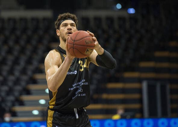 GER, Basketball, EWE Baskets Oldenburg vs Basketball Löwen Braunschweig 28.02.2021, EWE Arena, Oldenburg, GER, easy Credit-BBL, EWE Baskets Oldenburg vs Basketball Löwen Braunschweig, im Bild beim Freiwurf Gavin SCHILLING ( Basketball Löwen Braunschweig 34 )