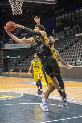 GER, Basketball, EWE Baskets Oldenburg vs Basketball Löwen Braunschweig 28.02.2021, EWE Arena, Oldenburg, GER, easy Credit-BBL, EWE Baskets Oldenburg vs Basketball Löwen Braunschweig, im Bild Gavin SCHILLING ( Basketball Löwen Braunschweig 34 ) Martin BREUNING (EWE Baskets Oldenburg 12 )