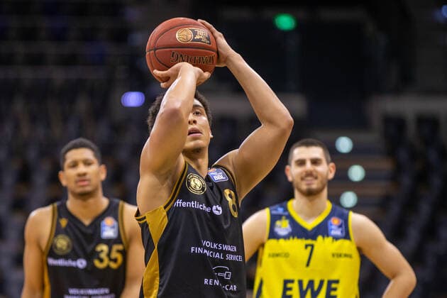 Oldenburg, Niedersachsen, DEU, 28.02.2021, James Robinson (Mitte, Basketball Löwen Braunschweig). EWE Baskets Oldenburg vs. Löwen Baskets Braunschweig. 1. Basketball-Bundesliga Saison 2020 2021, 21. Spieltag, Grosse EWE Arena. EWE Baskets Oldenburg vs. Löwen Baskets Braunschweig