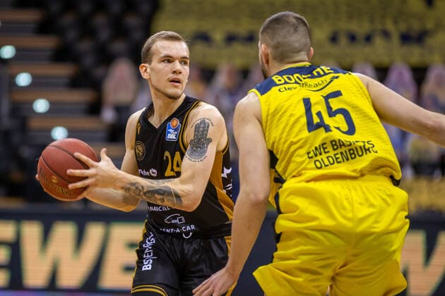 Oldenburg, Niedersachsen, DEU, 28.02.2021, Arnas Velicka (links, Basketball Löwen Braunschweig) und Nathan Boothe (rechts, EWE Baskets Oldenburg). EWE Baskets Oldenburg vs. Löwen Baskets Braunschweig. 1. Basketball-Bundesliga Saison 2020 2021, 21. Spieltag, Grosse EWE Arena. EWE Baskets Oldenburg vs. Löwen Baskets Braunschweig