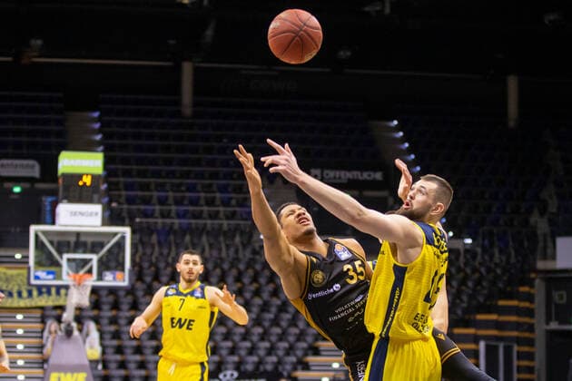 Oldenburg, Niedersachsen, DEU, 28.02.2021, Karim Jallow (links, Basketball Löwen Braunschweig) und Nathan Boothe (rechts, EWE Baskets Oldenburg). EWE Baskets Oldenburg vs. Löwen Baskets Braunschweig. 1. Basketball-Bundesliga Saison 2020 2021, 21. Spieltag, Grosse EWE Arena. EWE Baskets Oldenburg vs. Löwen Baskets Braunschweig