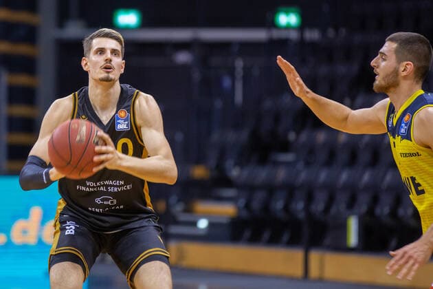 Oldenburg, Niedersachsen, DEU, 28.02.2021, Lukas Wank (links, Basketball Löwen Braunschweig) und Sebastian Herrera (rechts, EWE Baskets Oldenburg). EWE Baskets Oldenburg vs. Löwen Baskets Braunschweig. 1. Basketball-Bundesliga Saison 2020 2021, 21. Spieltag, Grosse EWE Arena. EWE Baskets Oldenburg vs. Löwen Baskets Braunschweig
