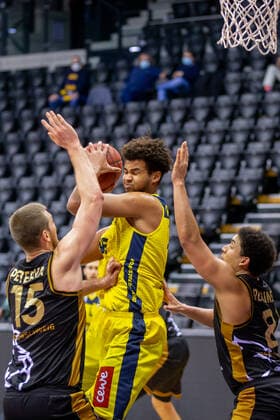 Oldenburg, Niedersachsen, DEU, 28.02.2021, Norris Agbakoko (Mitte, EWE Baskets Oldenburg), Martin Peterka (links, Basketball Löwen Braunschweig) und James Robinson (rechts, Basketball Löwen Braunschweig). EWE Baskets Oldenburg vs. Löwen Baskets Braunschweig. 1. Basketball-Bundesliga Saison 2020 2021, 21. Spieltag, Grosse EWE Arena. EWE Baskets Oldenburg vs. Löwen Baskets Braunschweig