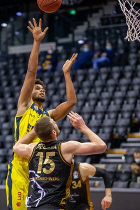Oldenburg, Niedersachsen, DEU, 28.02.2021, Norris Agbakoko (Mitte, EWE Baskets Oldenburg) und Martin Peterka (Basketball Löwen Braunschweig). EWE Baskets Oldenburg vs. Löwen Baskets Braunschweig. 1. Basketball-Bundesliga Saison 2020 2021, 21. Spieltag, Grosse EWE Arena. EWE Baskets Oldenburg vs. Löwen Baskets Braunschweig