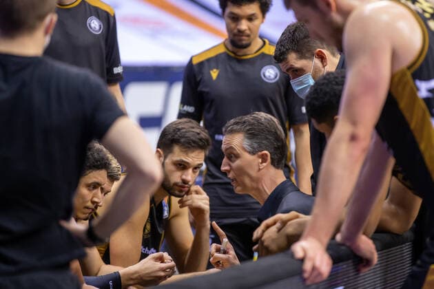 Oldenburg, Niedersachsen, DEU, 28.02.2021, Head-Coach Pete Strobl (Mitte, Basketball Löwen Braunschweig) spricht während einer Auszeit zu seinem Team. EWE Baskets Oldenburg vs. Löwen Baskets Braunschweig. 1. Basketball-Bundesliga Saison 2020 2021, 21. Spieltag, Grosse EWE Arena. EWE Baskets Oldenburg vs. Löwen Baskets Braunschweig