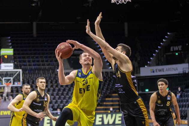 Oldenburg, Niedersachsen, DEU, 28.02.2021, Rasid Mahalbasic (Mitte, EWE Baskets Oldenburg) und Benedikt Turudic (rechts, Basketball Löwen Braunschweig). EWE Baskets Oldenburg vs. Löwen Baskets Braunschweig. 1. Basketball-Bundesliga Saison 2020 2021, 21. Spieltag, Grosse EWE Arena. EWE Baskets Oldenburg vs. Löwen Baskets Braunschweig