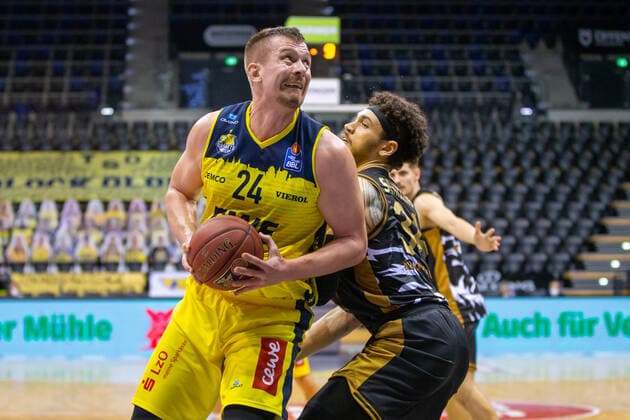 Oldenburg, Niedersachsen, DEU, 28.02.2021, Rasid Mahalbasic (links, EWE Baskets Oldenburg) und Gavin Schilling (rechts, Basketball Löwen Braunschweig). EWE Baskets Oldenburg vs. Löwen Baskets Braunschweig. 1. Basketball-Bundesliga Saison 2020 2021, 21. Spieltag, Grosse EWE Arena. EWE Baskets Oldenburg vs. Löwen Baskets Braunschweig