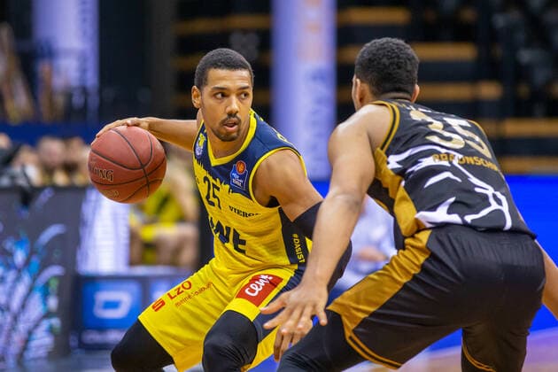 Oldenburg, Niedersachsen, DEU, 28.02.2021, Phil Pressey (links, EWE Baskets Oldenburg) und Karim Jallow (rechts, Basketball Löwen Braunschweig), EWE Baskets Oldenburg vs. Löwen Baskets Braunschweig. 1. Basketball-Bundesliga Saison 2020 2021, 21. Spieltag, Grosse EWE Arena. EWE Baskets Oldenburg vs. Löwen Baskets Braunschweig