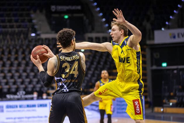 Oldenburg, Niedersachsen, DEU, 28.02.2021, Jacob Hollatz (rechts, EWE Baskets Oldenburg) und Gavin Schilling (links, Basketball Löwen Braunschweig), EWE Baskets Oldenburg vs. Löwen Baskets Braunschweig. 1. Basketball-Bundesliga Saison 2020 2021, 21. Spieltag, Grosse EWE Arena. EWE Baskets Oldenburg vs. Löwen Baskets Braunschweig