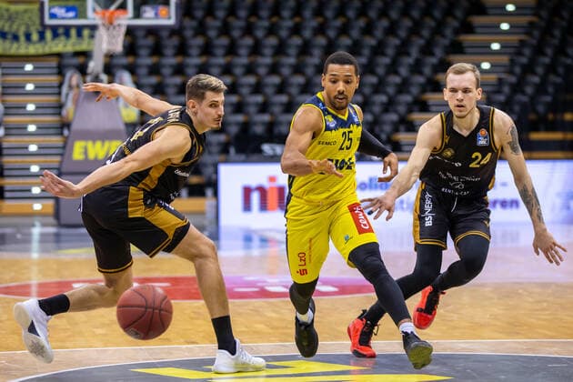 Oldenburg, Niedersachsen, DEU, 28.02.2021, Phil Pressey (Mitte, EWE Baskets Oldenburg), Arnas Velicka (rechts, Basketball Löwen Braunschweig) und Lukas Wank (links, Basketball Löwen Braunschweig). EWE Baskets Oldenburg vs. Löwen Baskets Braunschweig. 1. Basketball-Bundesliga Saison 2020 2021, 21. Spieltag, Grosse EWE Arena. EWE Baskets Oldenburg vs. Löwen Baskets Braunschweig