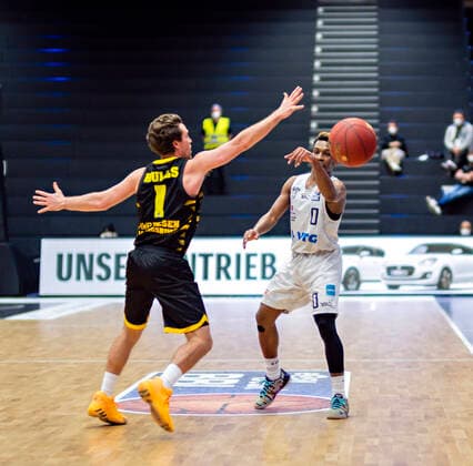 Jordan Hulls (MHP), TJ Shorts (Towers) Basketball Bundesliga, easyCredit BBL, Saison 2020 2021, 21. Spieltag 28.02.21, Hamburg-Wilhelmsburg, Hamburg Towers vs. MHP Riesen Ludwigsburg Â