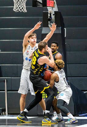 Maik Kotsar (Towers), Jonas Wohlfarth-Bottermann (MHP), Yorman Polas Bartolo (MHP), TJ Shorts (Towers) Basketball Bundesliga, easyCredit BBL, Saison 2020 2021, 21. Spieltag 28.02.21, Hamburg-Wilhelmsburg, Hamburg Towers vs. MHP Riesen Ludwigsburg Â