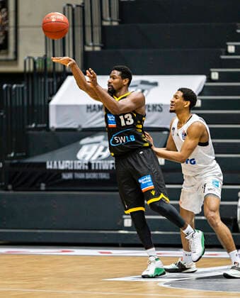 Yorman Polas Bartolo (MHP), Kameron Taylor (Towers) Basketball Bundesliga, easyCredit BBL, Saison 2020 2021, 21. Spieltag 28.02.21, Hamburg-Wilhelmsburg, Hamburg Towers vs. MHP Riesen Ludwigsburg Â