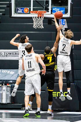 Max DiLeo (Towers), Maik Kotsar (Towers), Jamel McLean (MHP), Jordan Swing (Towers) Basketball Bundesliga, easyCredit BBL, Saison 2020 2021, 21. Spieltag 28.02.21, Hamburg-Wilhelmsburg, Hamburg Towers vs. MHP Riesen Ludwigsburg Â
