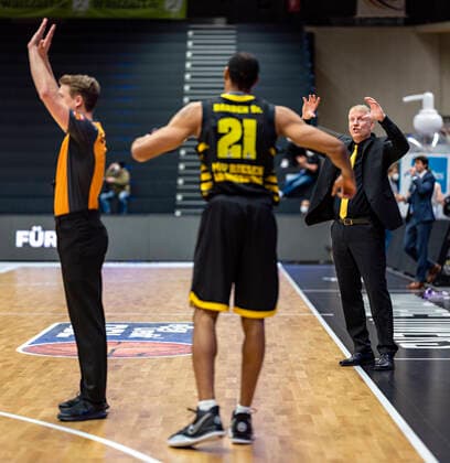 Head Coach John Patrick (MHP) gibt Tremmell Darden (MHP) Anweisungen. Basketball Bundesliga, easyCredit BBL, Saison 2020 2021, 21. Spieltag 28.02.21, Hamburg-Wilhelmsburg, Hamburg Towers vs. MHP Riesen Ludwigsburg Â