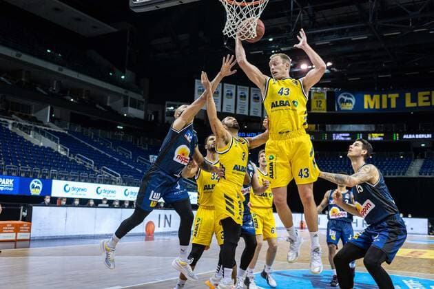 Basketball Berlin 28.02.2021 Saison 2020 2021 1. Bundesliga easyCredit BBL Alba Berlin - HAKRO Merlins Crailsheim Luke Sikma (Alba Berlin, No.43) Peyton Siva (Alba Berlin, No.03) Maurice Stuckey (Crailsheim, No.03) li. Bogdan Radosavljevic (Crailsheim, No.15)