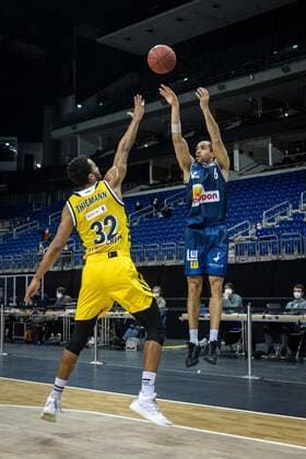 Basketball Berlin 28.02.2021 Saison 2020 2021 1. Bundesliga easyCredit BBL Alba Berlin - HAKRO Merlins Crailsheim Elias Lasisi (Crailsheim, No.06) Johannes Thiemann (Alba Berlin, No.32)