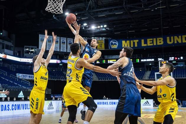 Basketball Berlin 28.02.2021 Saison 2020 2021 1. Bundesliga easyCredit BBL Alba Berlin - HAKRO Merlins Crailsheim Elias Lasisi (Crailsheim, No.06) Johannes Thiemann (Alba Berlin, No.32) Malte Delow (Alba Berlin, No.06)