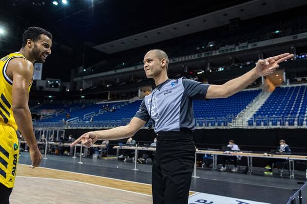 Basketball Berlin 28.02.2021 Saison 2020 2021 1. Bundesliga easyCredit BBL Alba Berlin - HAKRO Merlins Crailsheim Schiedsrichter Toni Rodriguez Johannes Thiemann (Alba Berlin, No.32) li.