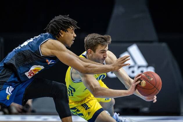 Basketball Berlin 28.02.2021 Saison 2020 2021 1. Bundesliga easyCredit BBL Alba Berlin - HAKRO Merlins Crailsheim Tim Schneider (Alba Berlin, No.10) Jeremy Jones (Crailsheim, No.24)