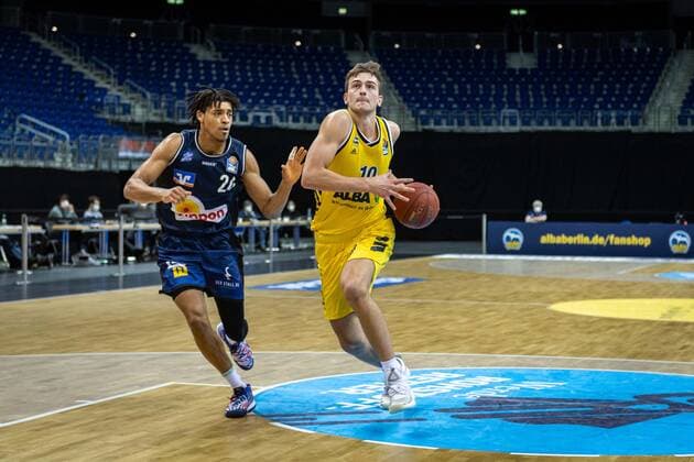 Basketball Berlin 28.02.2021 Saison 2020 2021 1. Bundesliga easyCredit BBL Alba Berlin - HAKRO Merlins Crailsheim Tim Schneider (Alba Berlin, No.10) Jeremy Jones (Crailsheim, No.24)