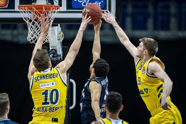 Basketball Berlin 28.02.2021 Saison 2020 2021 1. Bundesliga easyCredit BBL Alba Berlin - HAKRO Merlins Crailsheim Nimrod Hilliard (Crailsheim, No.04) Tim Schneider (Alba Berlin, No.10) Ben Lammers (Alba Berlin, No.50)