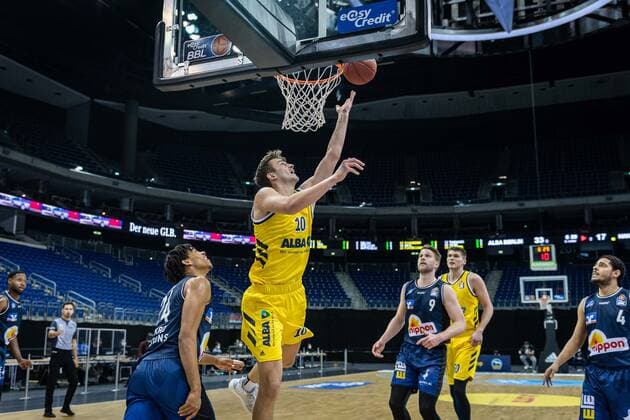 Basketball Berlin 28.02.2021 Saison 2020 2021 1. Bundesliga easyCredit BBL Alba Berlin - HAKRO Merlins Crailsheim Tim Schneider (Alba Berlin, No.10) Jeremy Jones (Crailsheim, No.24)