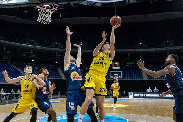 Basketball Berlin 28.02.2021 Saison 2020 2021 1. Bundesliga easyCredit BBL Alba Berlin - HAKRO Merlins Crailsheim Simone Fontecchio (Alba Berlin, No.20) Fabian Bleck (Crailsheim, No.09)