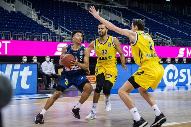 Basketball Berlin 28.02.2021 Saison 2020 2021 1. Bundesliga easyCredit BBL Alba Berlin - HAKRO Merlins Crailsheim Trae Bell-Haynes (Crailsheim, No.08) Marcus Eriksson (Alba Berlin, No.08) Johannes Thiemann (Alba Berlin, No.32)