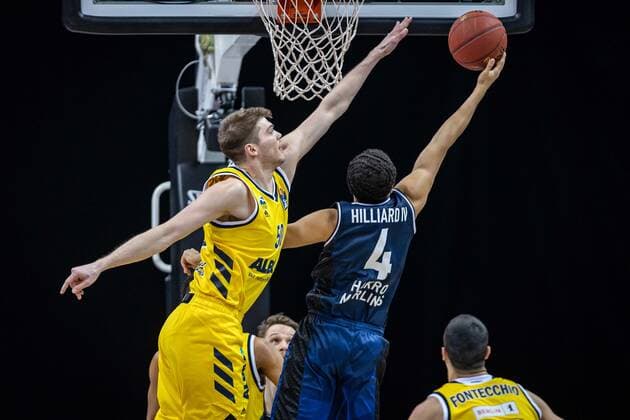 Basketball Berlin 28.02.2021 Saison 2020 2021 1. Bundesliga easyCredit BBL Alba Berlin - HAKRO Merlins Crailsheim Nimrod Hilliard (Crailsheim, No.04) Ben Lammers (Alba Berlin, No.50)