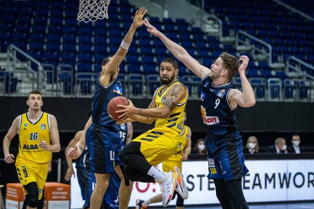 Basketball Berlin 28.02.2021 Saison 2020 2021 1. Bundesliga easyCredit BBL Alba Berlin - HAKRO Merlins Crailsheim Peyton Siva (Alba Berlin, No.03) Fabian Bleck (Crailsheim, No.09) Elias Lasisi (Crailsheim, No.06)