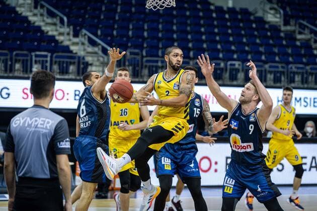 Basketball Berlin 28.02.2021 Saison 2020 2021 1. Bundesliga easyCredit BBL Alba Berlin - HAKRO Merlins Crailsheim Peyton Siva (Alba Berlin, No.03) Fabian Bleck (Crailsheim, No.09) Elias Lasisi (Crailsheim, No.06)