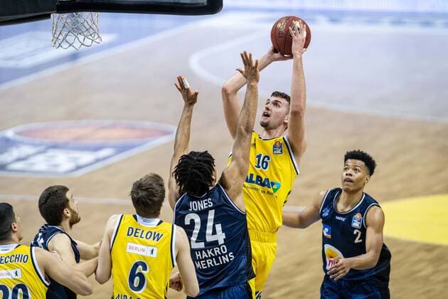 Basketball Berlin 28.02.2021 Saison 2020 2021 1. Bundesliga easyCredit BBL Alba Berlin - HAKRO Merlins Crailsheim Kresimir Nikic (Alba Berlin, No.16) Jeremy Jones (Crailsheim, No.24)