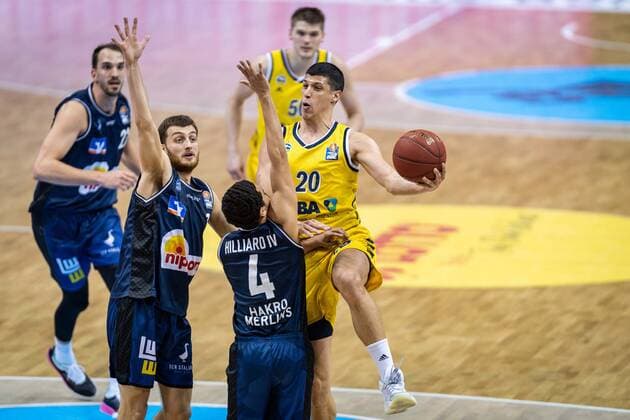 Basketball Berlin 28.02.2021 Saison 2020 2021 1. Bundesliga easyCredit BBL Alba Berlin - HAKRO Merlins Crailsheim Simone Fontecchio (Alba Berlin, No.20) Nimrod Hilliard (Crailsheim, No.04) Radii Caisin (Crailsheim, No.13)