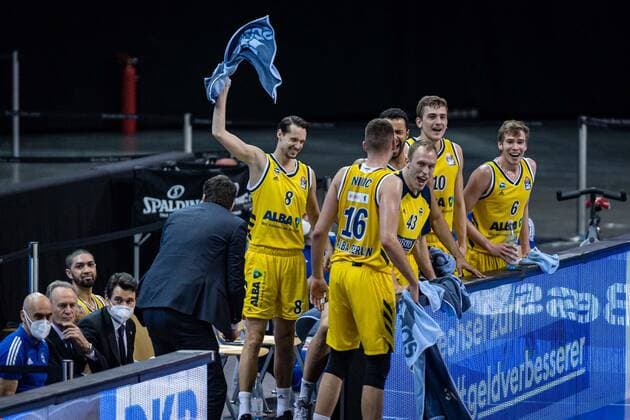 Basketball Berlin 28.02.2021 Saison 2020 2021 1. Bundesliga easyCredit BBL Alba Berlin - HAKRO Merlins Crailsheim Jubel Alba Marcus Eriksson (Alba Berlin, No.08) Kresimir Nikic (Alba Berlin, No.16) Luke Sikma (Alba Berlin, No.43) Tim Schneider (Alba Berlin, No.10) Malte Delow (Alba Berlin, No.06) und andere