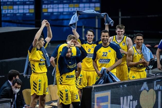 Basketball Berlin 28.02.2021 Saison 2020 2021 1. Bundesliga easyCredit BBL Alba Berlin - HAKRO Merlins Crailsheim Jubel Alba Simone Fontecchio (Alba Berlin, No.20) Peyton Siva (Alba Berlin, No.03) Luke Sikma (Alba Berlin, No.43) Marcus Eriksson (Alba Berlin, No.08) Johannes Thiemann (Alba Berlin, No.32) Ben Lammers (Alba Berlin, No.50) Maodo Lo (Alba Berlin, No.00) vlnr.