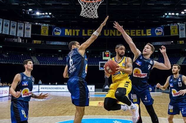 Basketball Berlin 28.02.2021 Saison 2020 2021 1. Bundesliga easyCredit BBL Alba Berlin - HAKRO Merlins Crailsheim Peyton Siva (Alba Berlin, No.03) Fabian Bleck (Crailsheim, No.09) Elias Lasisi (Crailsheim, No.06)