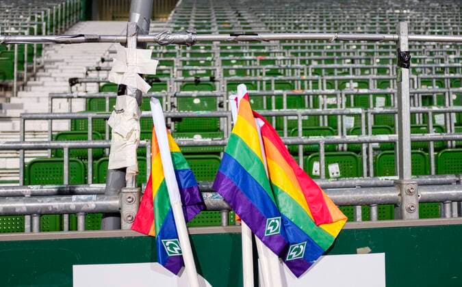 Feature, Eckfahnen im Regenbogen Look stehen vor der Tribuene im Wohninvest Weserstadion, Eckfahne, Fussball 1. Bundesliga, 23. Spieltag, SV Werder Bremen (HB) - Eintracht Frankfurt (F) 2:1, am 26.02.2021 in Bremen Deutschland. DFL regulations prohibit any use of photographs as image sequences and or quasi-video Â