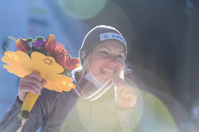 Bilder des Jahres 2021, Sport 03 März Sport Themen der Woche KW09 Sport Bilder des Tages March 1, 2021, Rogla, Slovenia: Selina Joerg of Germany with the gold medal after the Finals of the Women s Parallel Giant Slalom at the FIS Snowboard Alpine World Championship, WM, Weltmeisterschaft - Rogla 2021. Rogla Slovenia - ZUMAs197 20210301_zaa_s197_268 Copyright: xMilosxVujinovicx