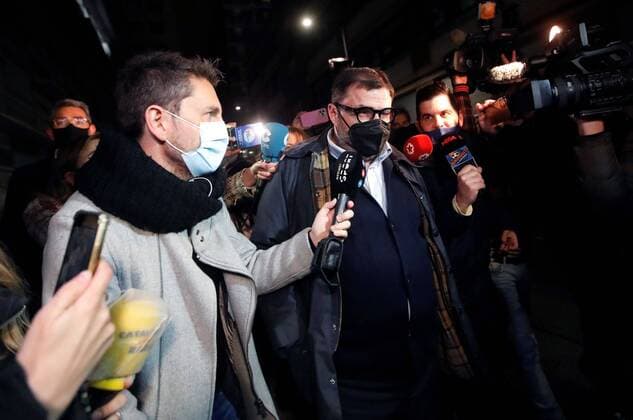 Bilder des Jahres 2021, Sport 03 März Sport Themen der Woche KW09 Sport Bilder des Tages Roman Gomez-Ponti (R), head of the FC Barcelona, Barca Legal Services, after been arrested by Mossos d Esquadra regional police during a raid amid the investigation of the so-called BarcaGate case in which former President Josep Maria Bartomeu was also arrested, in Barcelona, Spain, 01 March 2021. Police investigates if a company, hired by the club, carried out a smear campaign against opposite players and groups to then club s board of directors, led by Bartomeu in social media. Former FC Barcelona s President Josep Maria Bartomeu arrested !ACHTUNG: NUR REDAKTIONELLE NUTZUNG!  Copyright: xMartaxPerezx GRAF6213 20210301-637502287074509862
