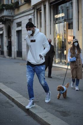 Milan, Gianluigi Donnarumma and girlfriend Alessia Elefante in the center Gianluigi Donnarumma, goalkeeper of the Italian national team, Nationalteam and AC Milan, arrives in the center in his flamboyant Lamborghini, and after parking in via Montenapoleone takes a walk with his girlfriend Alessia. After meeting a friend, they visit the owner of Cartier, then look for a bar to have an aperitif, but as from today the take-away is only allowed until 6pm, Donnarumma is denied entry by both ILLY CAFFE and from MARCHESI , so he prefers to leave.  Copyright: xMimmoxCarrierox xIPAx xMimmoxCarrieroxExclx