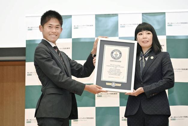 Bilder des Jahres 2021, Sport 03 März Sport Themen der Woche KW09 Sport Bilder des Tages Japanese runner recognized by Guinness for 100 sub-2:20 marathons Japanese runner Yuki Kawauchi (L) receives a Guinness World Records certificate in Tokyo on March 2, 2021, for having achieved 100 marathons in under 2 hours and 20 minutes. Guinness recognized him in 2018 for completing the highest number of sub-2:20 marathons, at 78. (Pool photo) 