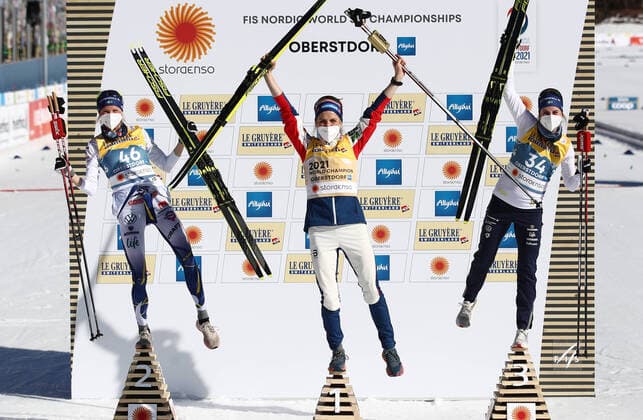Bilder des Jahres 2021, Sport 03 MÃ¤rz Sport Themen der Woche KW09 Sport Bilder des Tages OBERSTDORF, GERMANY - MARCH 2, 2021: Silver medalist, Sweden s Frida Karlsson, Gold medalist, Norway s Therese Johaug and Bronze medalist, Sweden s Ebba Andersson (L-R) during a flower ceremony for the women s 10 km freestyle event at the 2021 FIS Nordic World Ski Championships. Sergei Bobylev TASS  TS0F83BC