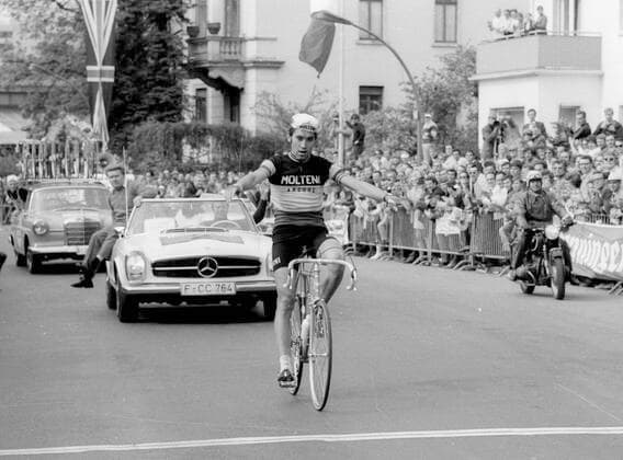 Radrennen: Rund um den Henninger Turm 1971. Eddy Merckx (Belgien) im Ziel 01.05.1971. *** Cycling race around the Henninger Tower 1971 Eddy Merckx Belgium at the finish 01 05 1971 HM
