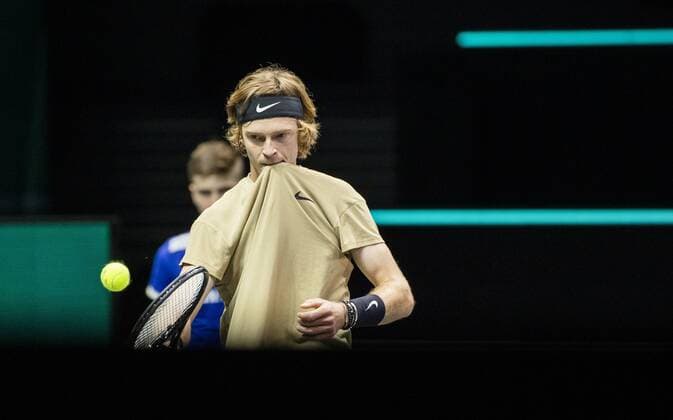 ROTTERDAM - Andrey Rublev (RUS) in action against Marcos Giron (USA) on the second day of the ABN AMRO World Tennis Tournament. The ATP, Tennis Herren tournament in Ahoy takes place without an audience due to the corona pandemic. ANP KOEN SUYK xVIxANPxSportx xxANPxIVx
