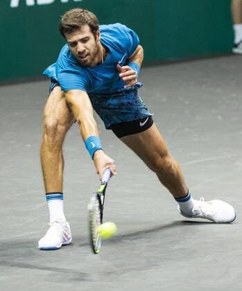 ROTTERDAM - Karen Khachanov (RUS) in action against Stan Wawrinka (SUI) on the second day of the ABN AMRO World Tennis Tournament. The ATP, Tennis Herren tournament in Ahoy takes place without an audience due to the corona pandemic. ANP KOEN SUYK xVIxANPxSportx xxANPxIVx