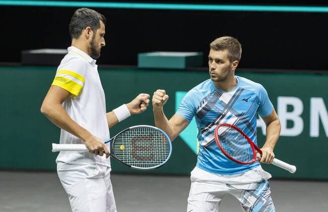 ROTTERDAM - Mate Pavic (l) and Nikola Mektic (KRO) in action against Robin Haase and Matwe Middelkoop (NLD) on the second day of the ABN AMRO World Tennis Tournament. The ATP, Tennis Herren tournament in Ahoy takes place without an audience due to the corona pandemic. ANP KOEN SUYK xVIxANPxSportx xxANPxIVx